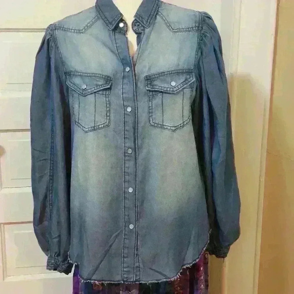 Chambray Poet Sleeve Shirt - Picture 4 of 6